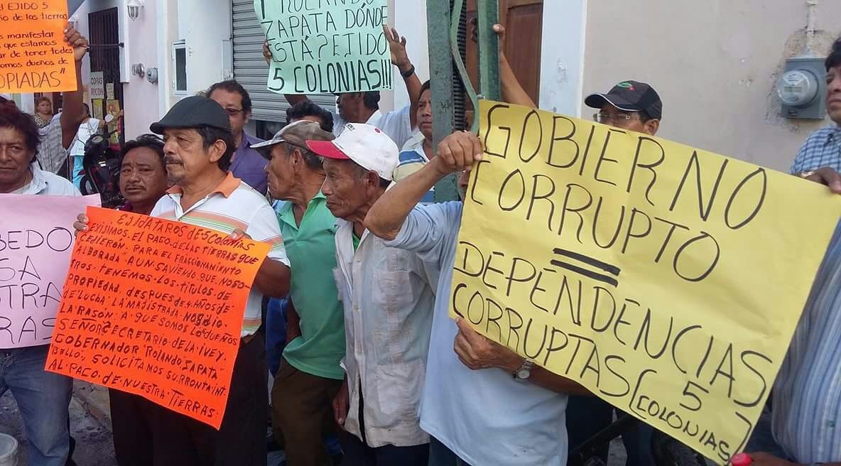 Manifestación de ejidatarios en el Instituto de Vivienda